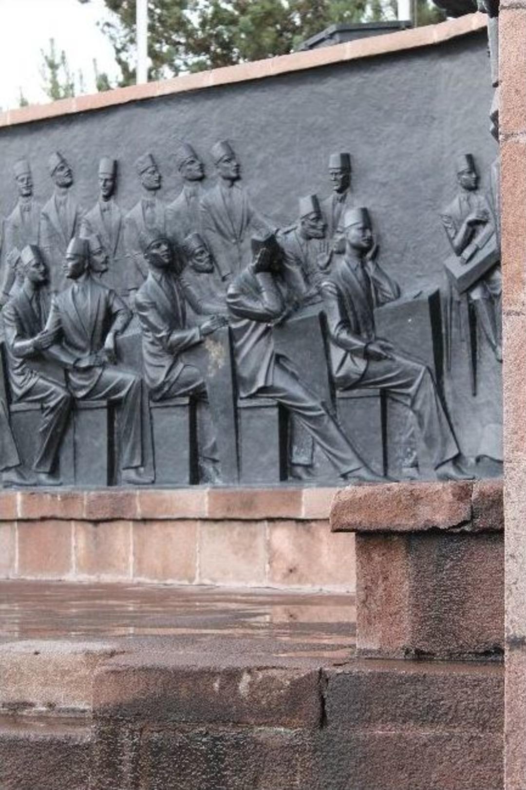 Erzurum Adliyesi'ne baltalı saldırı