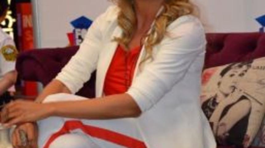 &Uuml;nl&uuml; Modacı İvana Sert Hayranlarıyla Buluştu