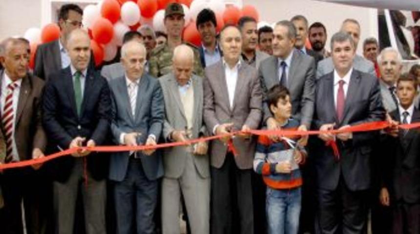 İşadamı Doğup B&uuml;y&uuml;d&uuml;ğ&uuml; K&ouml;ye Yaptırdığı Okulu T&ouml;renle Hizmete A&ccedil;tı