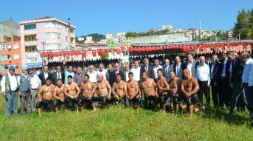 Alaplı Yağlı Pehlivan G&uuml;reşlerinde Başpehlivan Mahmut Kavak&ccedil;ı Oldu