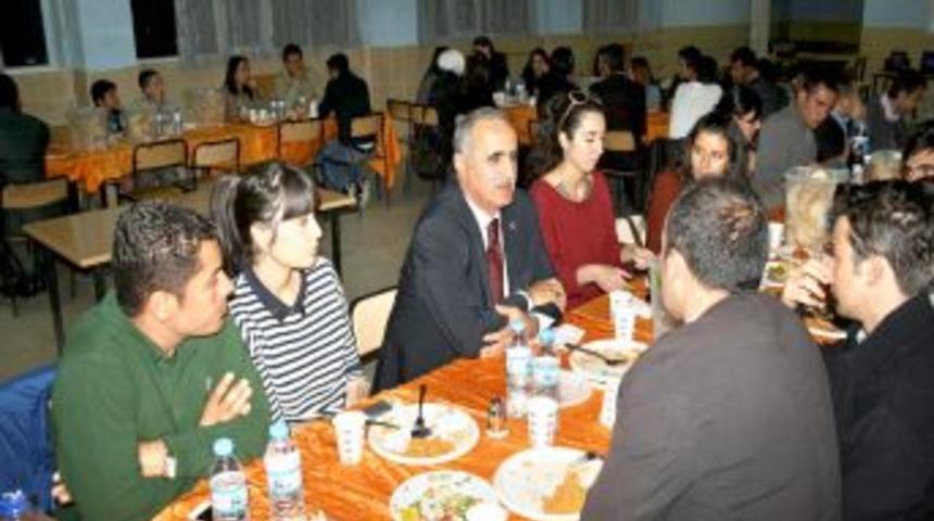 Hamur&rsquo;da Yeni Atanan &Ouml;ğretmenlere Yemek Verildi