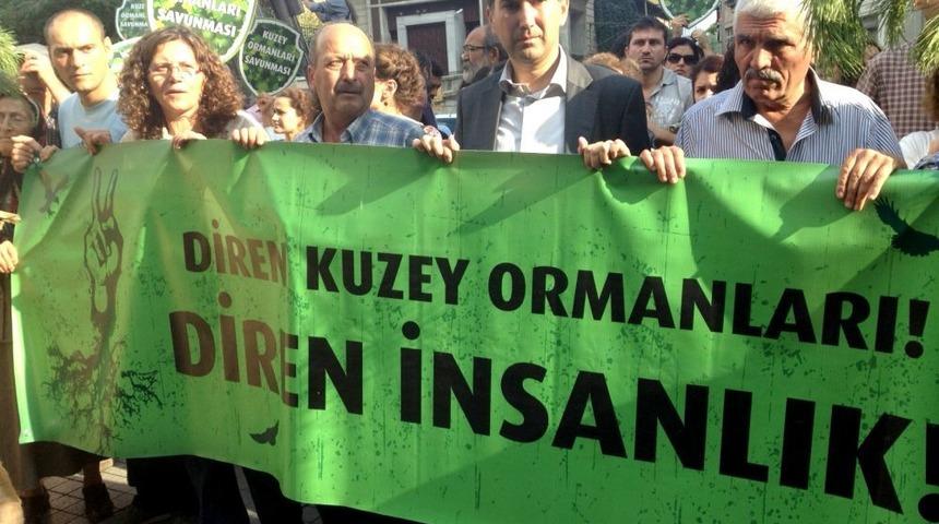 Ağa&ccedil; Dallarından Kıyafet Yapıp 3. K&ouml;pr&uuml;y&uuml; Protesto Ettiler