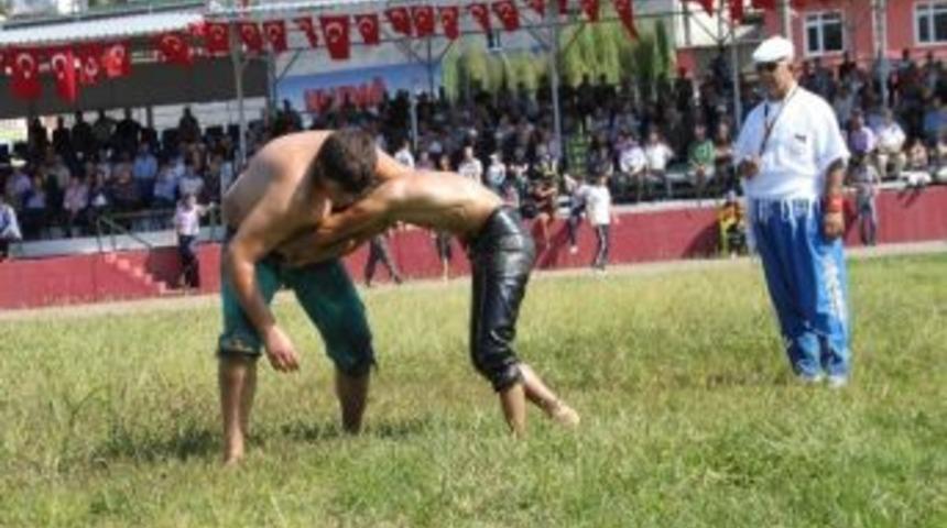 Kendisinin 3 katı ağırlığa sahip g&uuml;reş&ccedil;iyi yendi