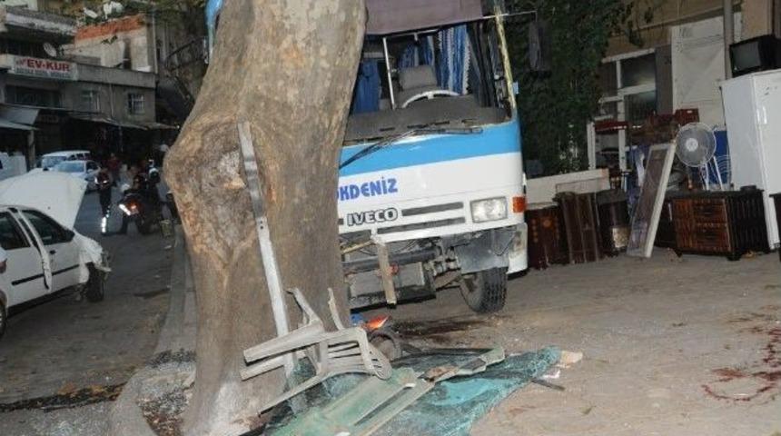 Ağacın Altında Oturan &Ccedil;ocuğa Otob&uuml;s &Ccedil;arptı