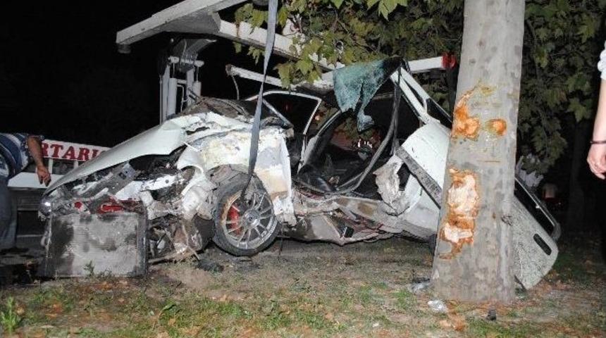 Otomobil Ağaca Çarptı: 2 Yaralı