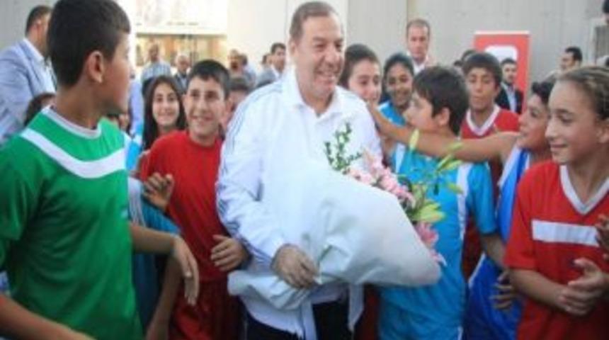 İstanbul Esenyurt&rsquo;ta Yaz Spor Okullarının Kapanış T&ouml;reni &Ccedil;ok Renkli G&ouml;r&uuml;nt&uuml;lere Sahne Oldu