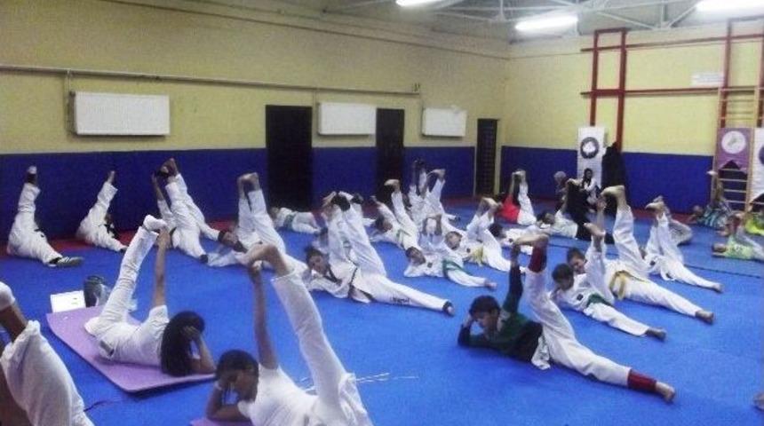 İzmit'te Tekwondoculara Yoga Eğitimi Verildi