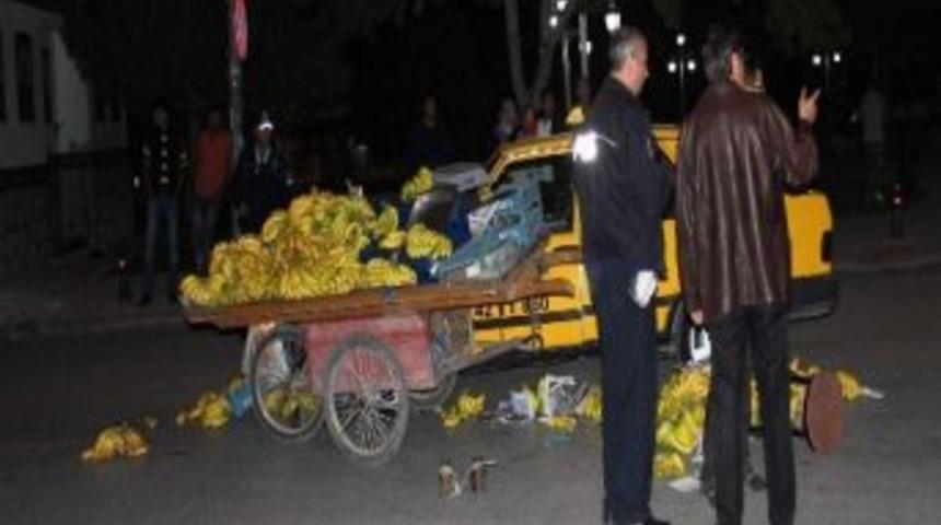 Seyyar Arabasıyla Ticari Taksi Çarpıştı