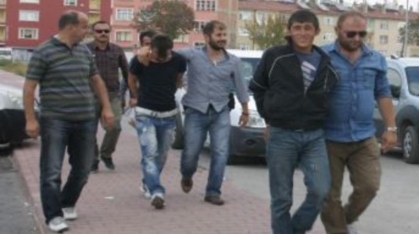 Hırsızlar Kameraya Yakalandı