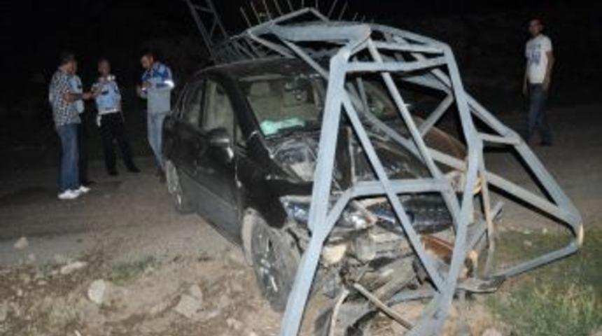 Elektrik Direği Otomobilin &Uuml;zerine Devrildi