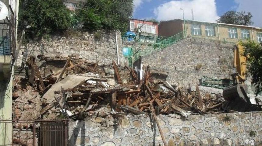 İzmit&rsquo;te Harabe Yapılar Yıkılıyor