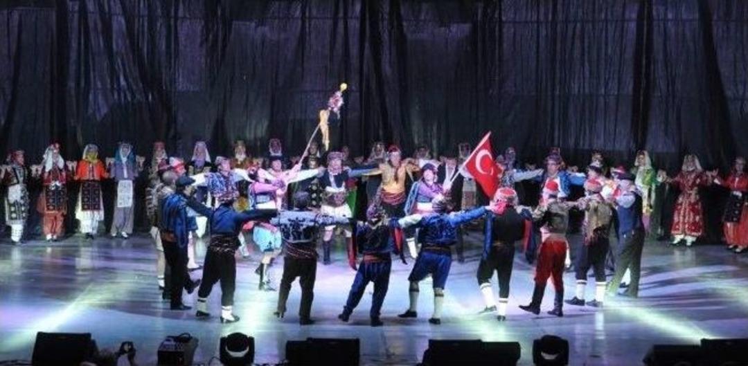 Nil&uuml;fer Halk Dansları 'nirengi' G&ouml;sterisiyle Sezonu A&ccedil;tı