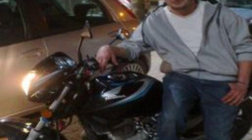 &Ouml;n&uuml;nde Kaza Yapan Ara&ccedil;lara &Ccedil;arpan Motosiklet S&uuml;r&uuml;c&uuml;s&uuml; &Ouml;ld&uuml;