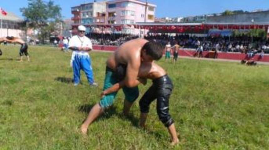 Üç katı ağırlığındaki güreşçiyi yendi