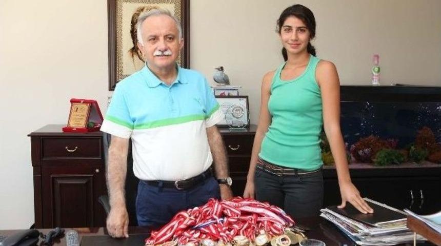 Başkan Karabağ, Milli Atlete Sahip &Ccedil;ıktı
