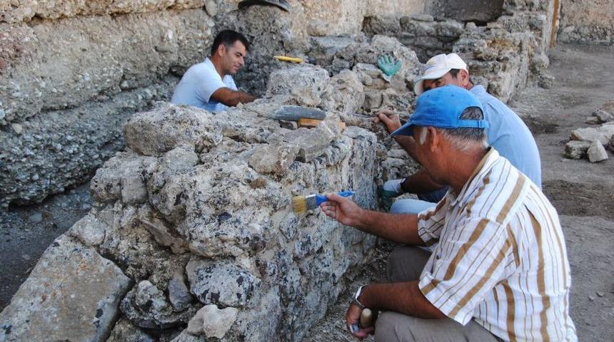 Antik Kent Side'de Tarihi Sur Dibi Temizlenerek Koruma Altına Alındı