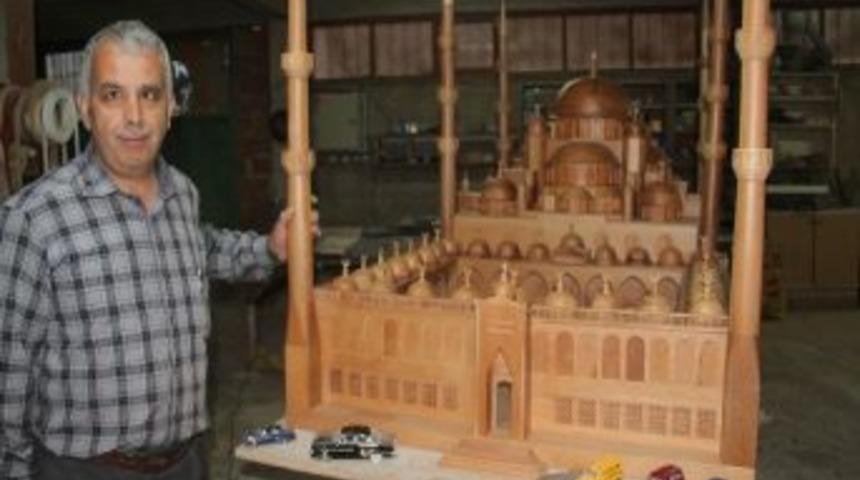 İmam Konal'dan Cami Maketi