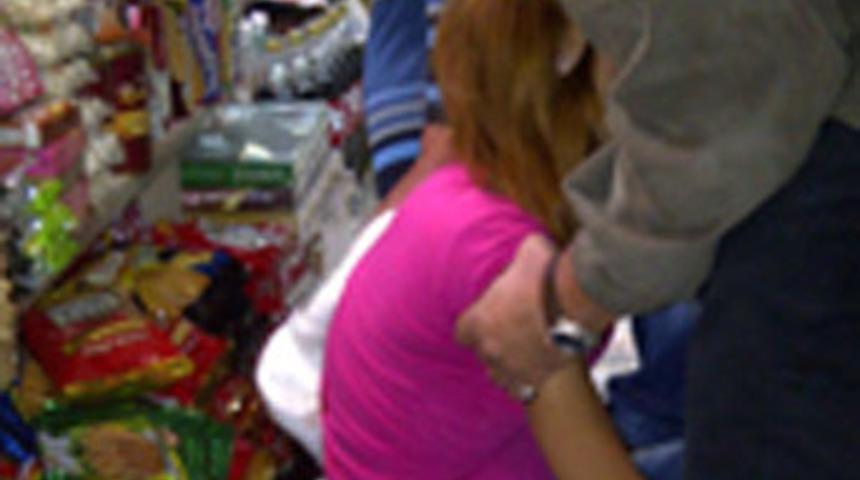 Eski eşini sırtından bı&ccedil;akladı