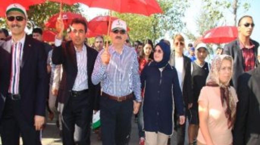 Bakan M&uuml;ezzinoğlu Sağlıklı Toplum İ&ccedil;in Eşiyle Elele Y&uuml;r&uuml;d&uuml;