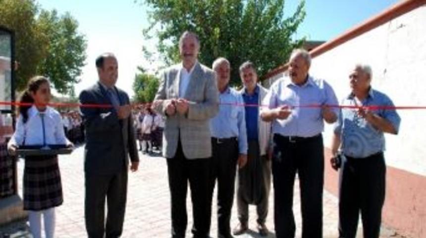 Turanlı, &Ccedil;evre D&uuml;zenlemesi Yapılan Okulun Bah&ccedil;e A&ccedil;ılışını Yaptı