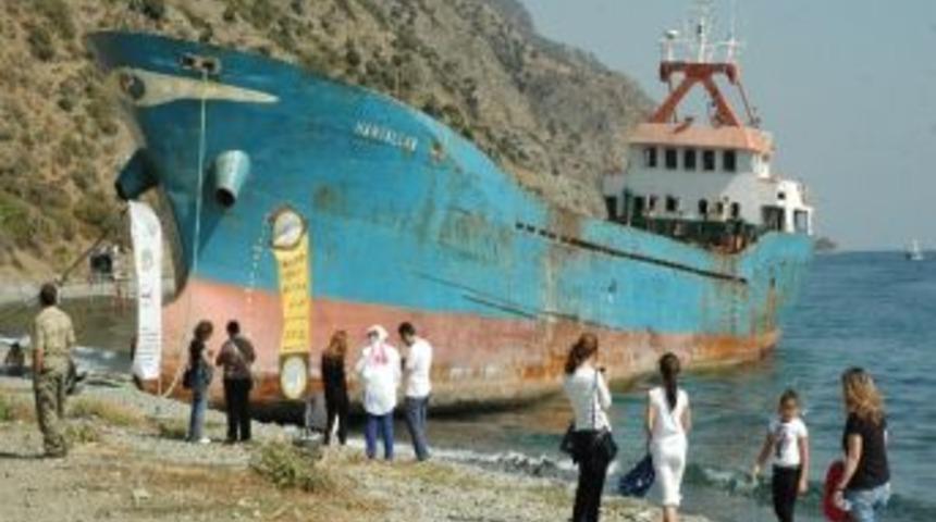 Kaçırılan Gemi Karaya Oturdu