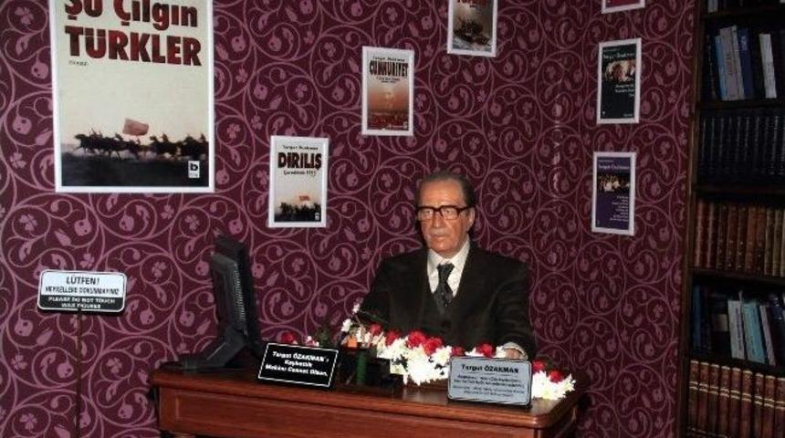 Özakman Eskişehir’de Heykeli Başında Anıldı