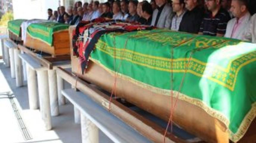 Polisin &Ouml;ld&uuml;rd&uuml;ğ&uuml; Eşi Ile Anne Ve Babası Toprağa Verildi