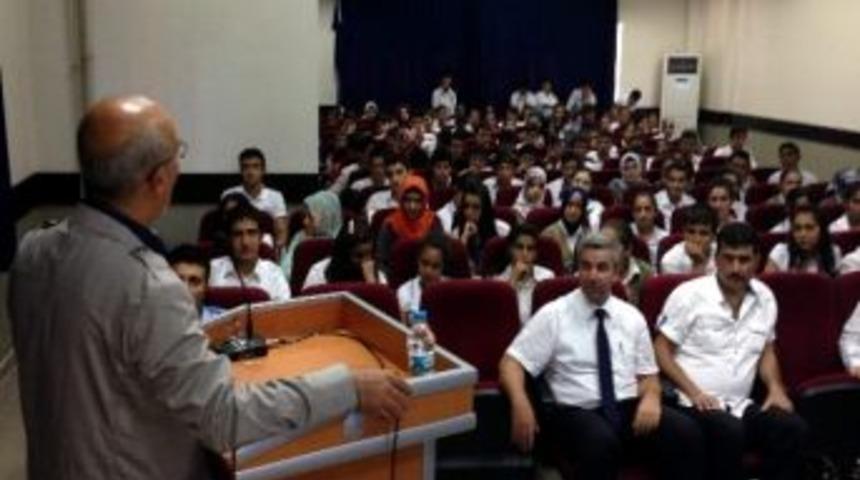 Prof.dr. G&uuml;lsevin, H&uuml;sn&uuml; &Ouml;zyeğin Anadolu Lisesinde &Ouml;ğrencilerle Sohbet Etti