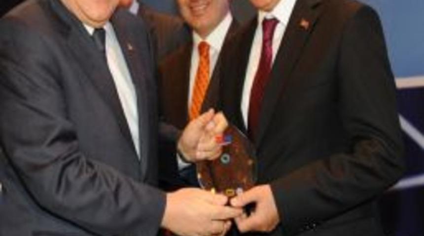 Başkan Vekili Aldırmaz'a 'En Iyi Y&ouml;netişim' &Ouml;d&uuml;l&uuml;