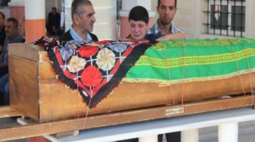 Elazığ'da Polisin &Ouml;ld&uuml;rd&uuml;ğ&uuml; 3 Kişi Toprağa Verildi