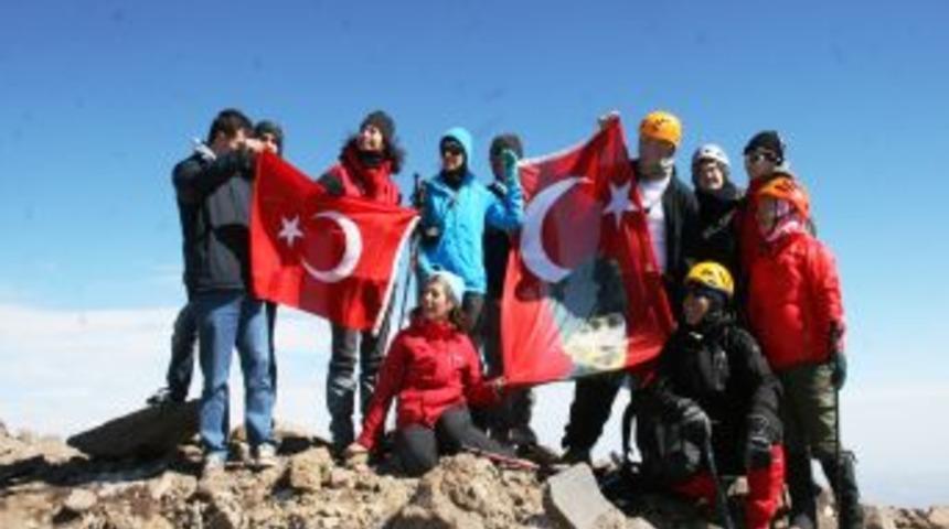 K&uuml;&ccedil;&uuml;k Ağrı Dağı Tırmanışı Başarıyla Ger&ccedil;ekleştirildi