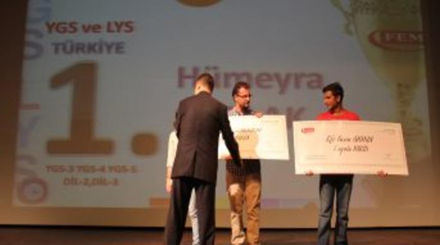 FEM Dershanesi, Birincileri Otomobille &Ouml;d&uuml;llendirdi