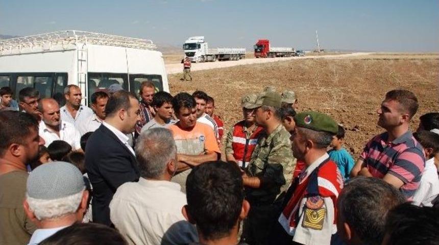 K&ouml;yl&uuml;ler Ara&ccedil;larıyla Yolu Trafiğe Kapattı