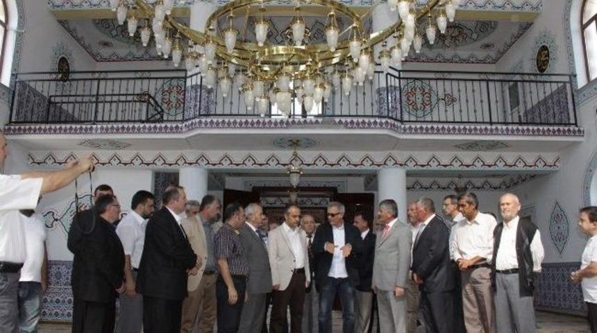 Kadınların Gece Tuğla Taşıyıp İnşaatta &Ccedil;alıştığı Cami İbadete A&ccedil;ıldı