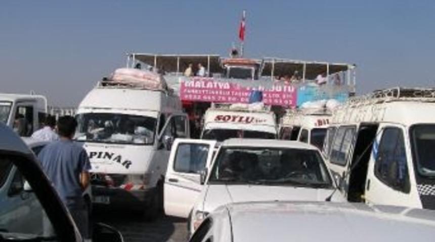 Karakaya Barajı'ndaki Feribotlara Yeterli Sayıda Can Yeleği Ve Simit Talebi