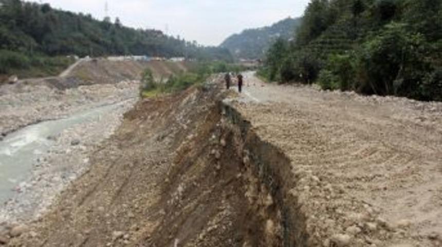Rize G&uuml;neysu Arasındaki Yolun Kapalı Olmasına Tepki