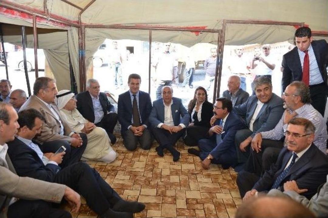 Sarıg&uuml;l'&uuml;n Konvoyunda Bir Ara&ccedil; Takla Attı: 2 Yaralı