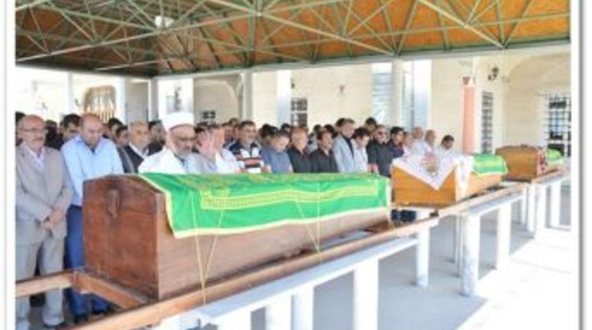 Anne Baba ve Kız Yan yana g&ouml;m&uuml;ld&uuml;ler