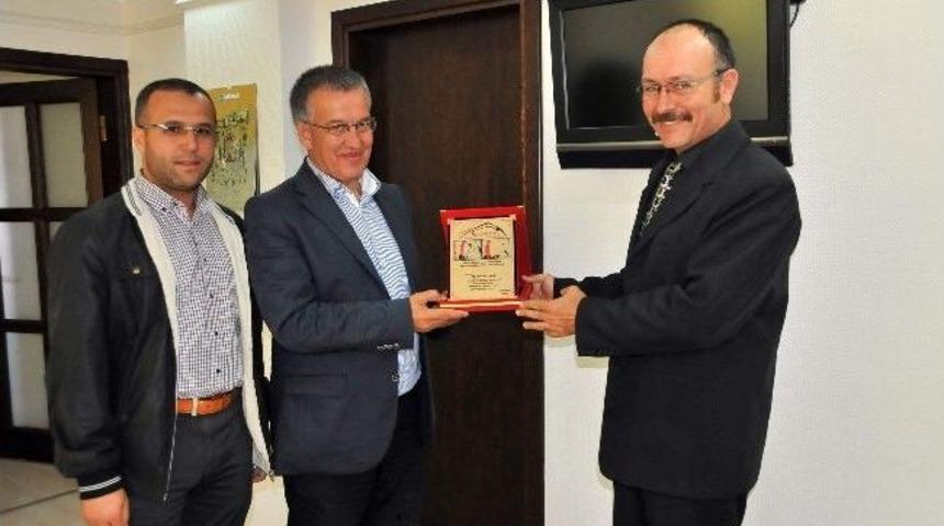 Akademik&rsquo;ten Başkan Oğul&rsquo;a Plaket