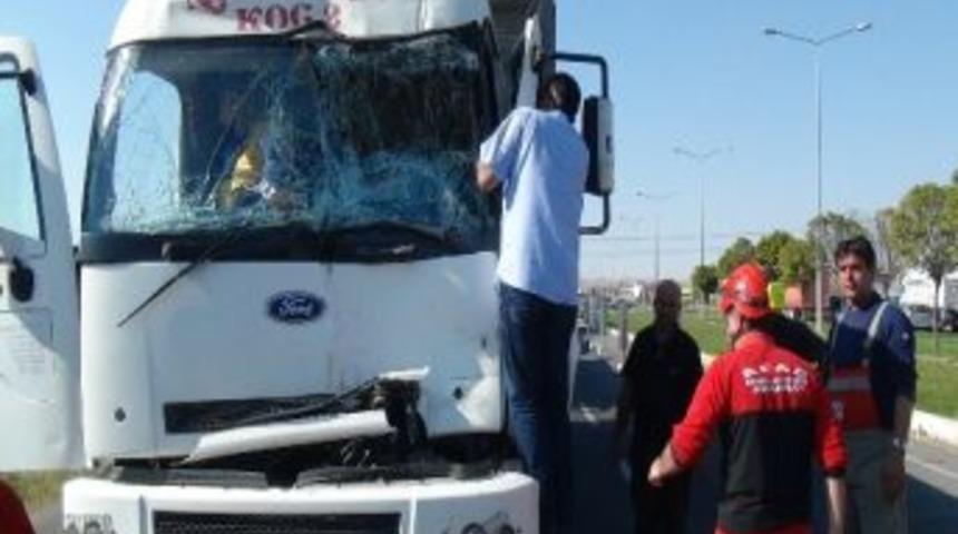 Kaza Yapan Kamyon S&uuml;r&uuml;c&uuml;s&uuml; Ara&ccedil; İ&ccedil;erisinde Sıkıştı