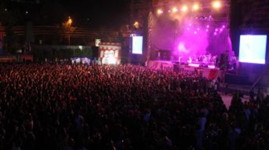 Rock M&uuml;ziğinin &Uuml;nl&uuml; Isimleri Gen&ccedil;ler I&ccedil;in Sahne Aldı