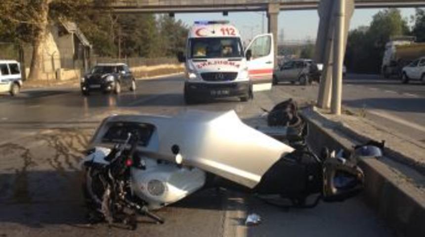 S&uuml;rat Motosikleti Otomobile Arkadan &Ccedil;arptı: 3 Yaralı