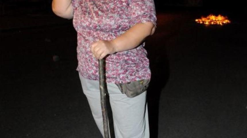 'Sapanlı Teyze' Elinde Sopasıyla Maltepe&rsquo;de N&ouml;bet Tutuyor