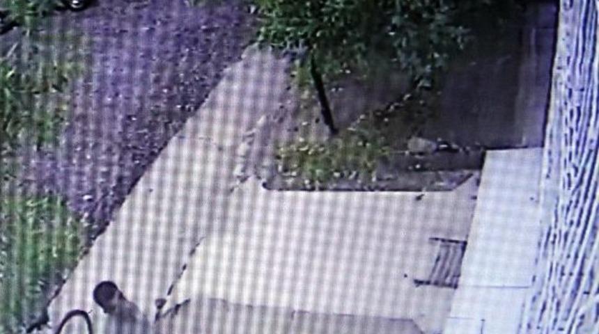 Adana&rsquo;da tiş&ouml;rt hırsızı kamerada