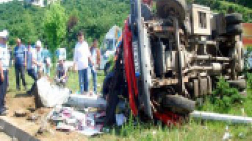 Pamukova'de iş&ccedil;ileri taşıyan kamyonette can pazarı: 8 &ouml;l&uuml;