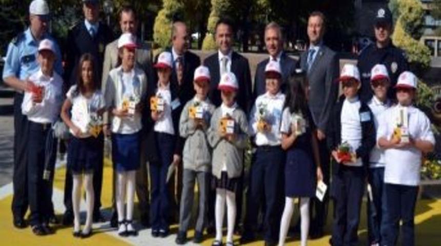 Emniyet Kemeri Takana &Ccedil;i&ccedil;ek Verildi