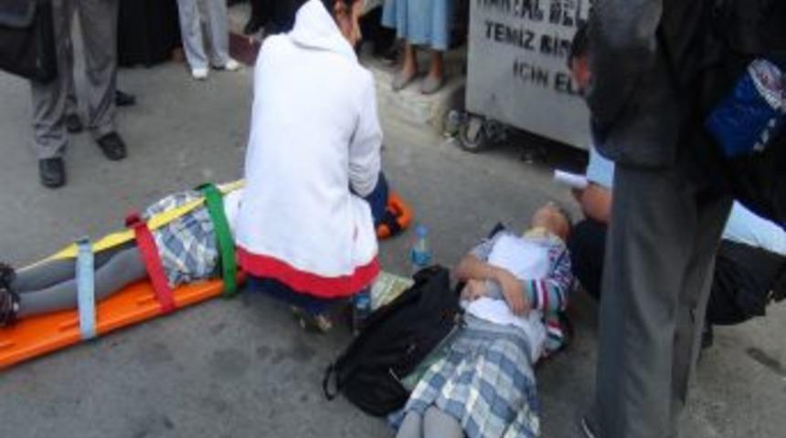 Kartal'da, okula giden ikizlere minib&uuml;s &ccedil;arptı