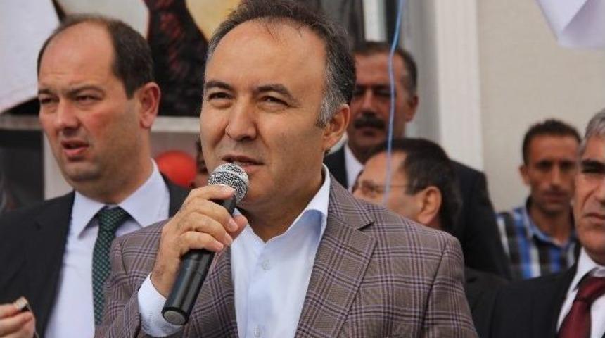 Erzurum Valisi Ahmet Altıparmak;