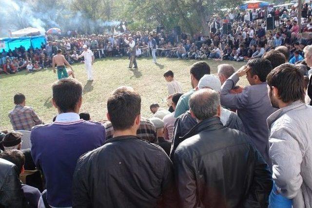 Uzundere’nin Çamlıyamaç Köyünde Karakucak Güreşleri Yapıldı