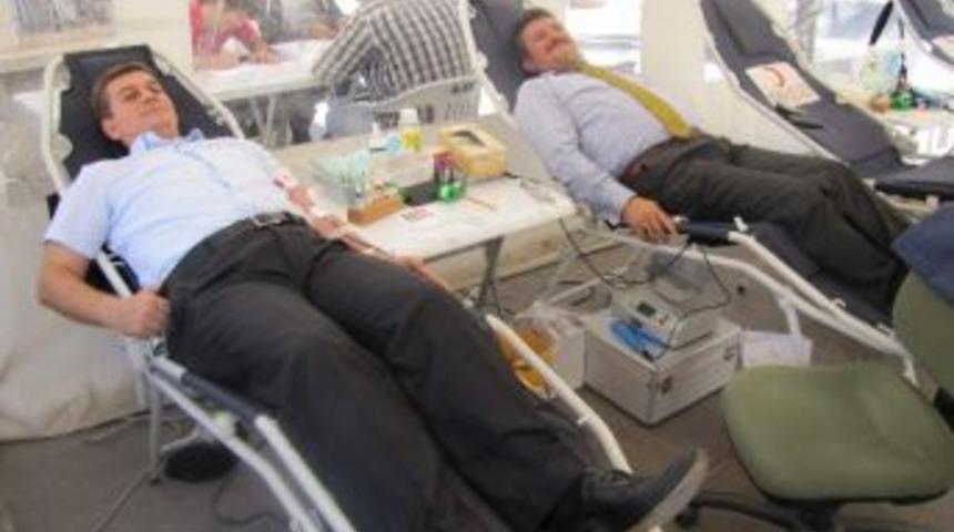 K&uuml;&ccedil;&uuml;kkendirci Ve Bekerecioğlu&rsquo;ndan Kan Bağışına Destek